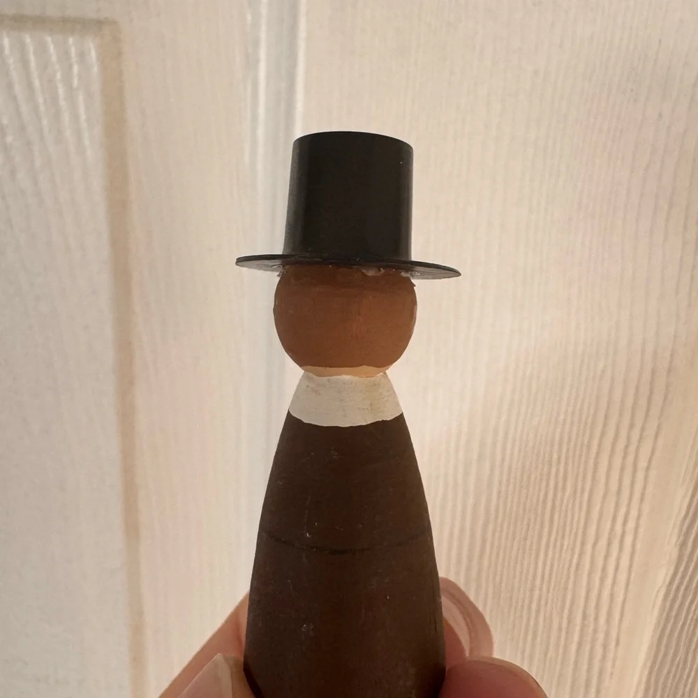 Vintage Hong Kong Wooden Peg Doll Pilgrim Man & Woman Thanksgiving Folk Art Pair